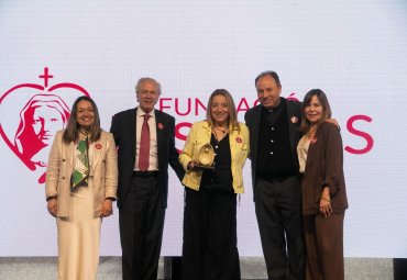 Fundación Las Rosas distingue a estudiantes de la Escuela de Ingeniería Industrial