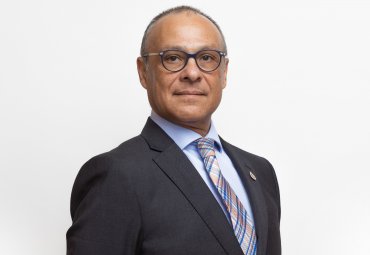 Profesor del Instituto de Historia presentó libro que reúne 40 años de vida académica