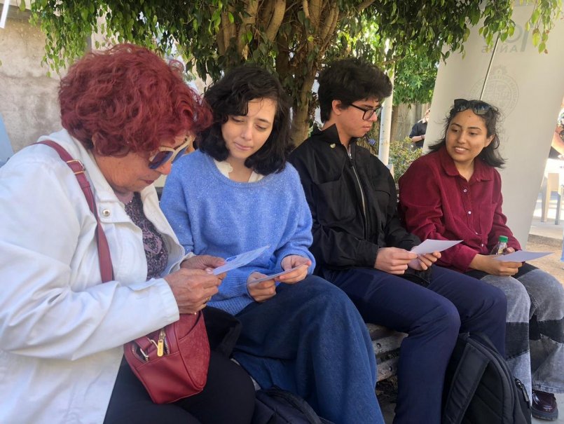 Programa de Acción Senior realizó intercambio de tarjetas navideñas en la PUCV