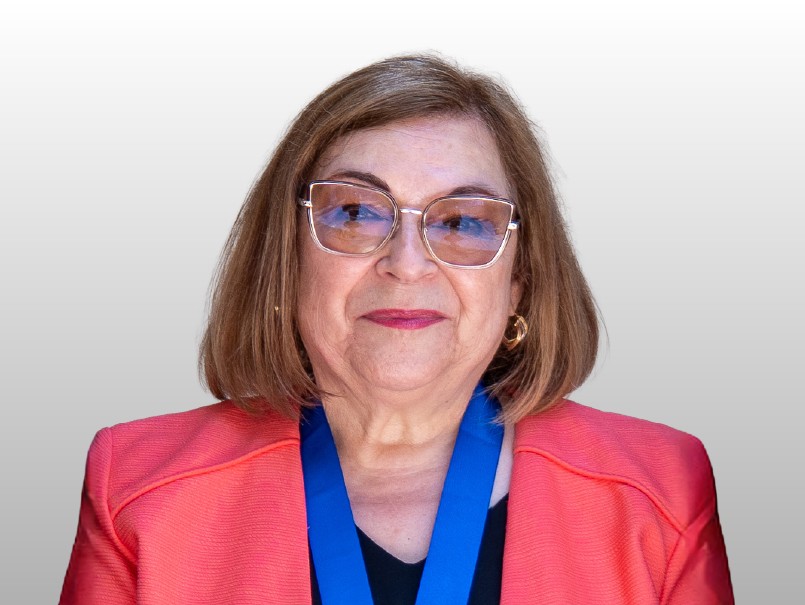 Académica Berta Silva recibe investidura como Profesora Emérita