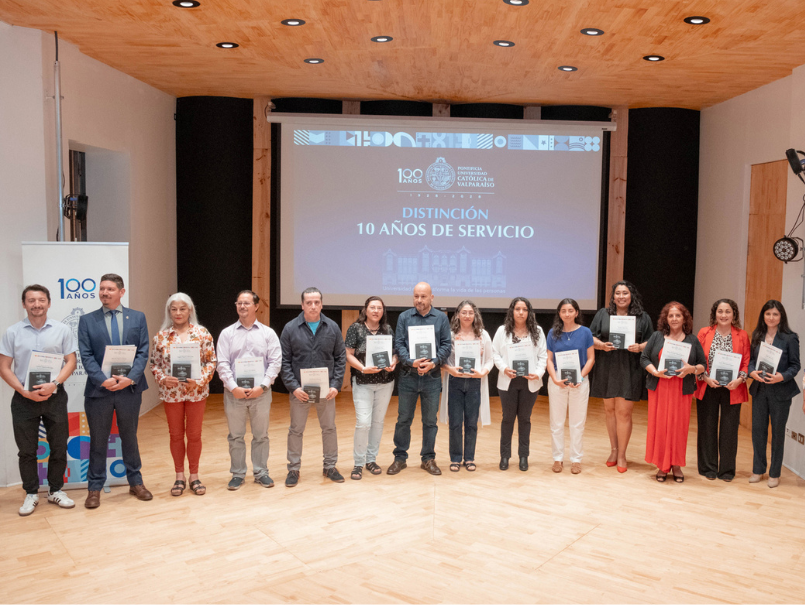 Trayectorias que construyen la PUCV: reconocen a funcionarias y funcionarios por años de servicio