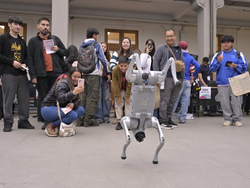 Perro robótico atrajo las miradas en primer día de Experiencia Matriculas PUCV
