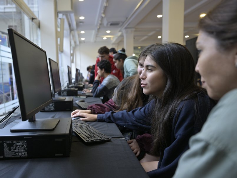 Alza en indicadores clave y alta demanda registra PUCV en proceso de matrículas 2026