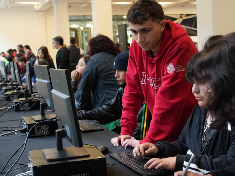 Con aumento de seleccionados y matriculados PUCV continúa la Admisión 2026: comienzan repostulaciones