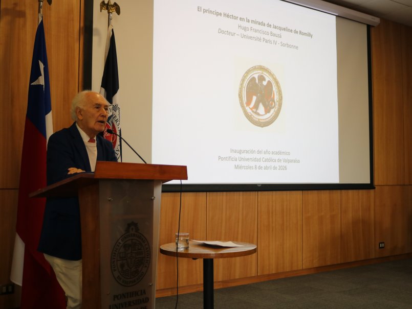 Instituto de Historia inauguró su año académico con el lanzamiento de la primera edición en español de “Héctor”