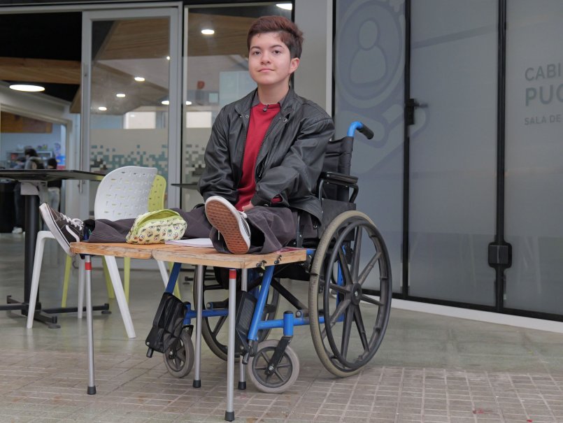 Proyecto interdisciplinario mejora la vida académica de estudiante con artrogriposis