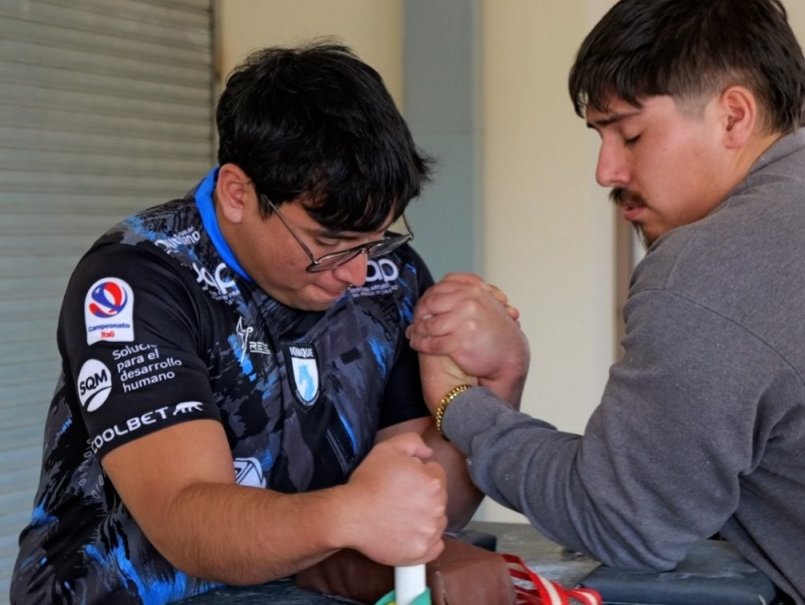 Impulsan la lucha de brazos como disciplina emergente que fortalece el bienestar estudiantil