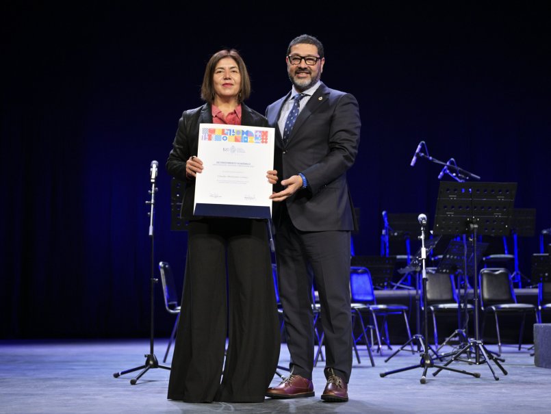 GALERÍA: Académicas y académicos distinguidos en ceremonia de reconocimiento en Teatro Municipal de Viña del Mar