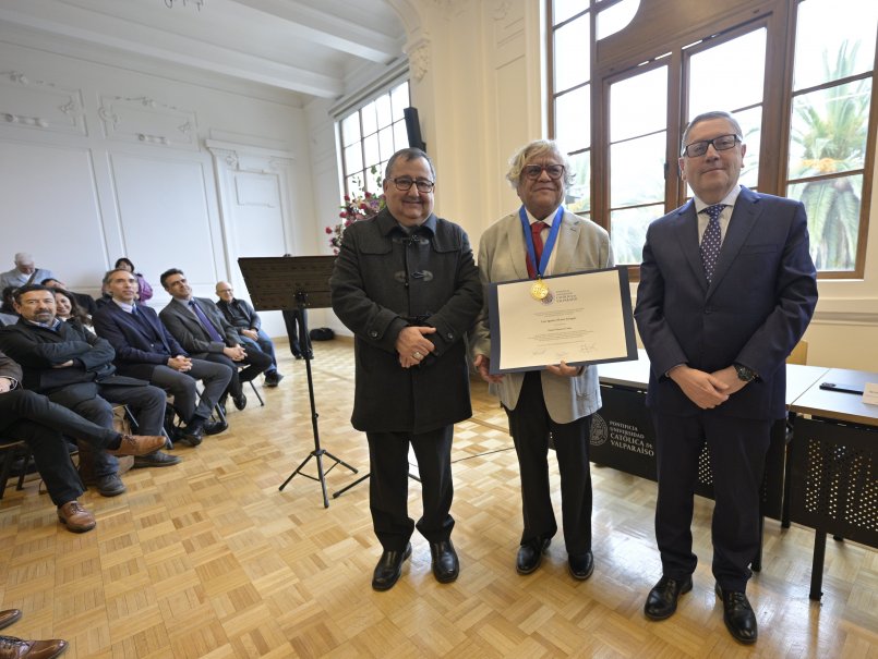 Profesor Luis Álvarez recibió el grado de Doctor Honoris Causa de la Universidad