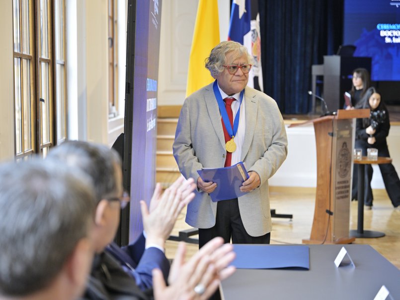 Video: Luis Álvarez es el nuevo Doctor Honoris Causa de la PUCV
