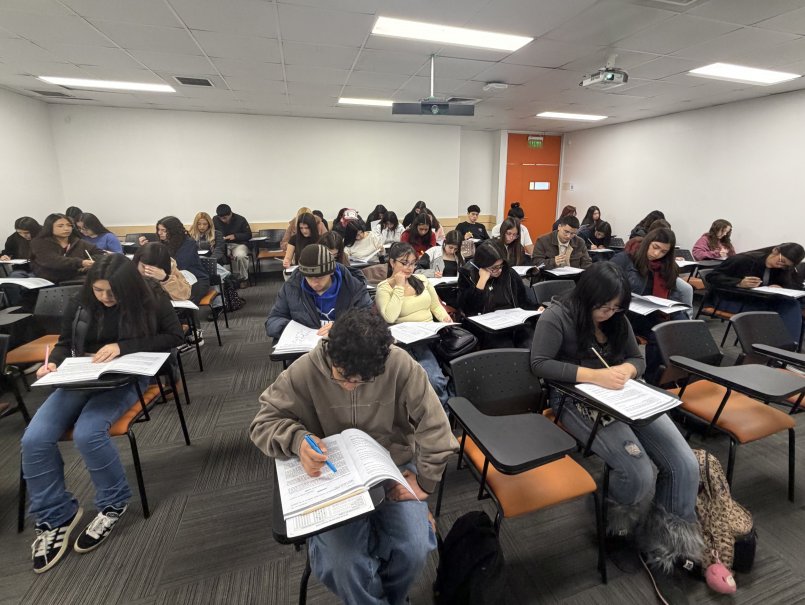 Ensayo PAES gratuito organizado con Cpech congregó a cerca de 400 jóvenes