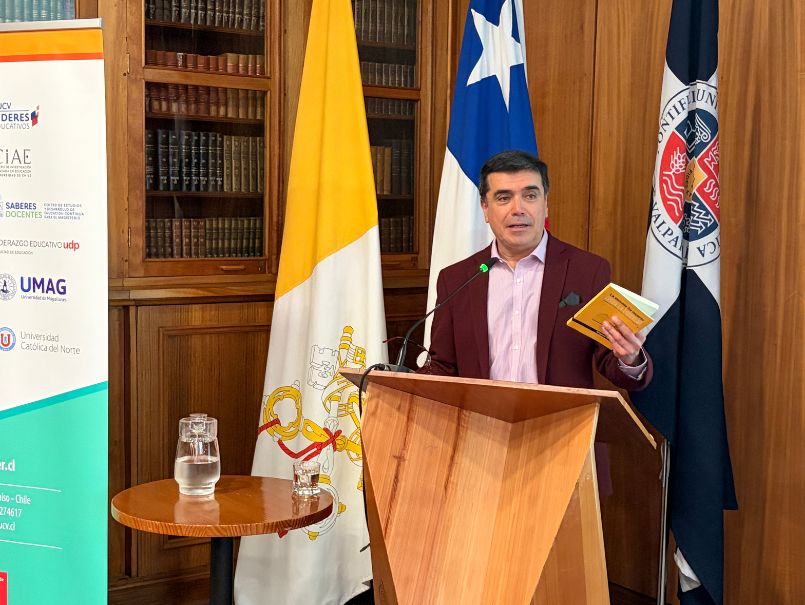 Libro acerca de la transformación de la escuela tradicional es presentado en la PUCV