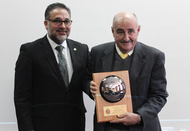 Dr. Andrés Illanes fue distinguido por su trayectoria como investigador destacado PUCV