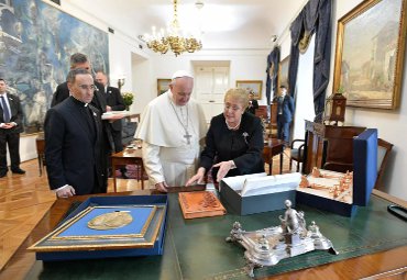 Papa Francisco recibe libros sobre Margot Loyola publicados por Ediciones Universitarias de Valparaíso