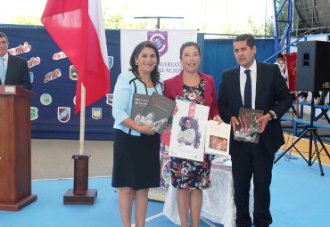 Fondo Margot Loyola donó libros a colegio de Linares que recuerda a la maestra