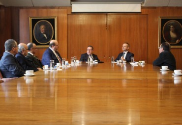 Embajador de Italia visita la PUCV para trabajar en cooperación internacional universitaria