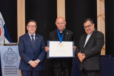 P. Dietrich Lorenz Daiber recibe Condecoración Fides et Labor al Mérito Académico