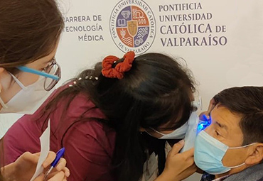 Estudiantes y académicos PUCV dan apoyo oftalmológico gratuito en Valparaíso