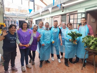 Escuela de Ciencias del Mar visita Corporación La Matriz y entrega aportes para su comedor
