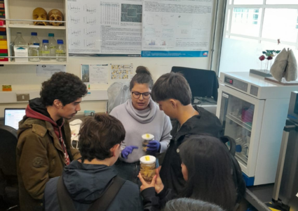 Jóvenes escolares recorren distintos laboratorios de investigación del Instituto de Biología en jornada de Día Abierto PUCV 2023
