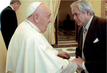 Profesor Carlos Salinas es recibido por el Papa Francisco y realiza conferencia en el Vaticano