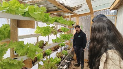 Estudiantes de Pedagogía en Química y Ciencias Naturales visitan la Escuela Intercultural de Laguna Verde para desarrollar proyectos de sostenibilidad