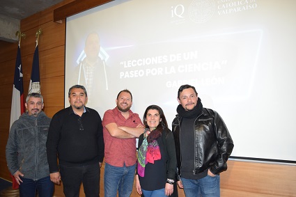 Gabriel León acerca la ciencia a la comunidad en aniversario del Instituto de Química de la PUCV