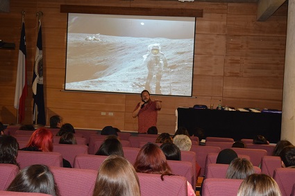 Gabriel León acerca la ciencia a la comunidad en aniversario del Instituto de Química de la PUCV