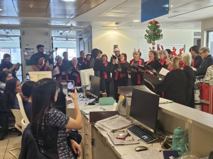 Con villancicos y regalos: Facultad de Teología participa en visita de Navidad al Hospital Gustavo Fricke de Viña del Mar