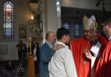 Ceremonia de confirmación en la Catedral de Valparaíso