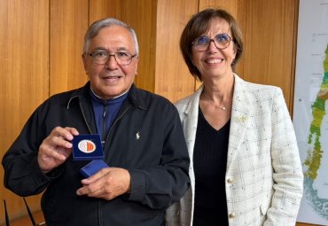 Profesor Emérito Sergio Marshall González recibe medalla de reconocimiento por la Organización Mundial de la Salud Animal (OMSA) por su larga trayectoria en su trabajo sobre el virus ISAV de los salmones.