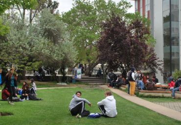 Facultad de Filosofía y Educación destaca en Ranking QS 2026 con resultados en Educación, Historia y Lingüística