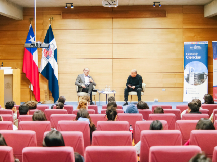 Gobernador Rodrigo Mundaca dialoga sobre ciencia, innovación y desarrollo regional en la Facultad